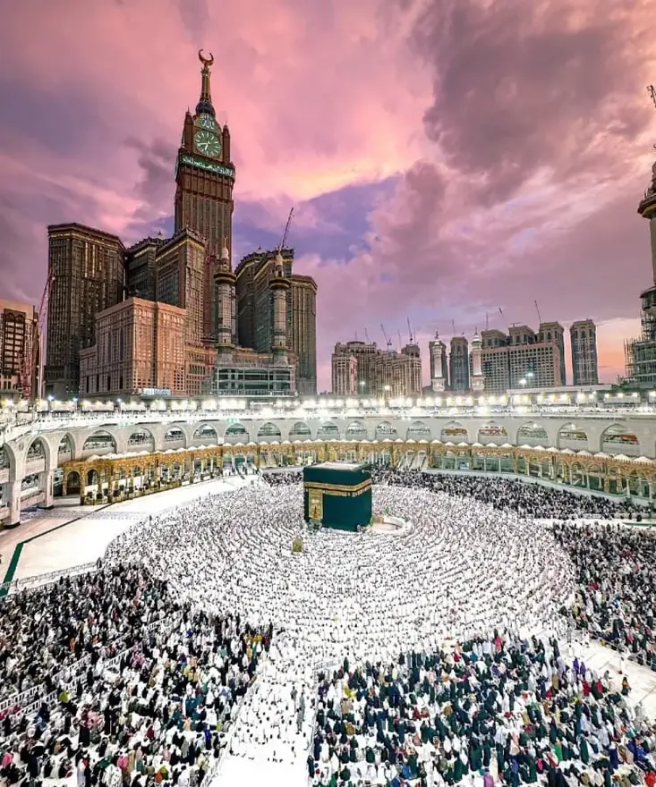 الكعبة المشرفة وحجاج بيت الله في أداء الطواف